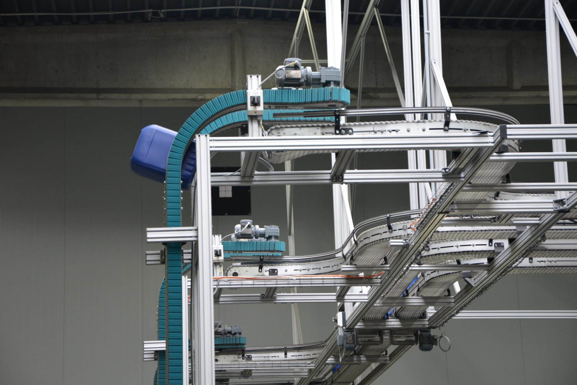 Onderdeel van een intern transportsysteem dat productie- en logistieke omgevingen in een bedrijf helpt optimaliseren. Dynamic Conveyor Solutions geeft hun klanten advies over zo'n conveyor systemen. Ze kunnen hiervoor kiezen uit verschillende systemen, zoals schakelmatten en kettingsystemen.